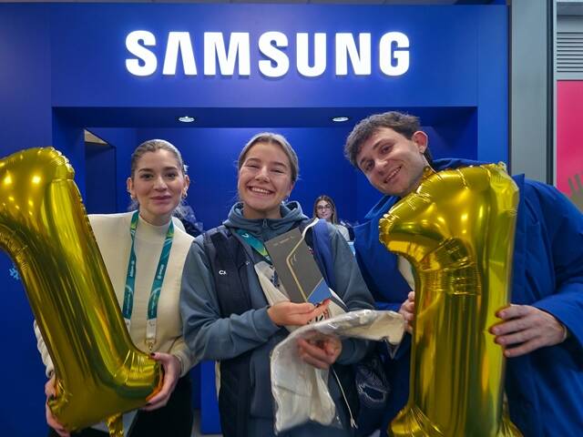 오로라 로바스(노르웨이, 스피드스케이팅) 선수가 밀라노 올림픽 선수촌 내 삼성 체험관에 방문해 전 세계 선수 중 가장 먼저 갤럭시Z플립7 올림픽 에디션을 전달받고 있다. /삼성전자