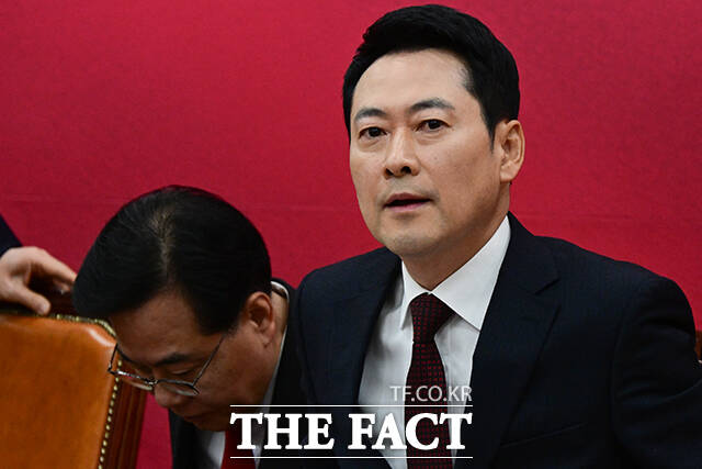 굳은 표정으로 최고위원회의 참석하는 장동혁 대표.