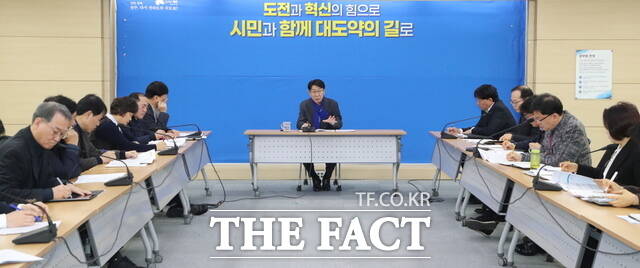 2일 전주시청 회의실에서 간부회의가 열린 가운데 우범기 시장이 발언하고 있다. /전주시