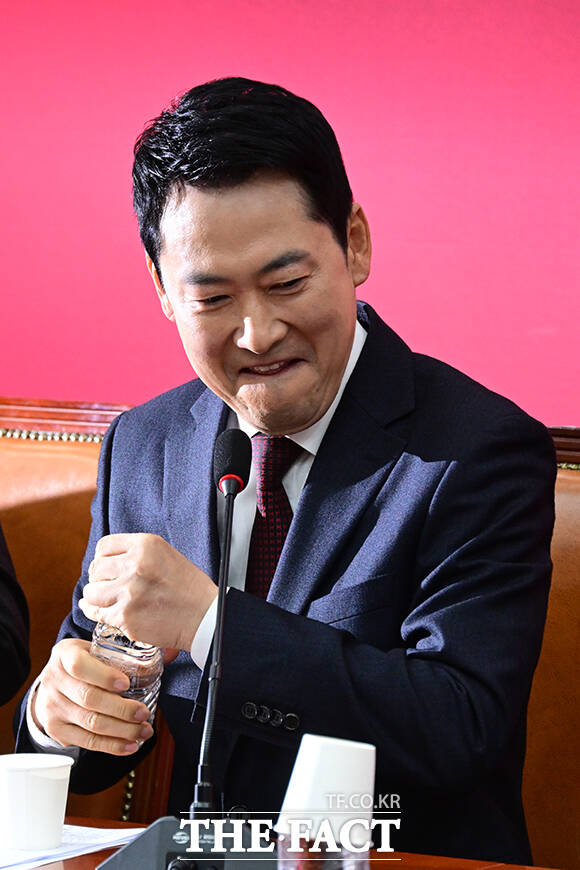 장동혁 대표도 회의 시작을 앞두고 웃음을 참고 있다.