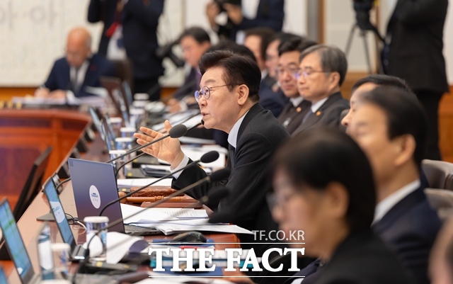 이재명 대통령이 최근 SNS를 적극 활용하며 직접 소통을 늘려가는 모습이다. 이 대통령이 1월 27일 청와대에서 주재한 제3회 국무회의에서 발언하고 있다. /청와대