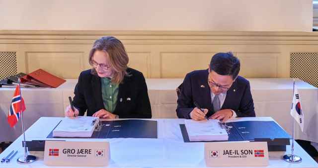 (왼쪽부터) 지난달 30일(현지시간) 노르웨이에서 열린 천무 수출 계약 체결식에서 그로 야레 국방물자청 청장과 손재일 한화에어로스페이스 대표이사가 계약서에 서명하고 있다. ／ 한화에어로스페이스