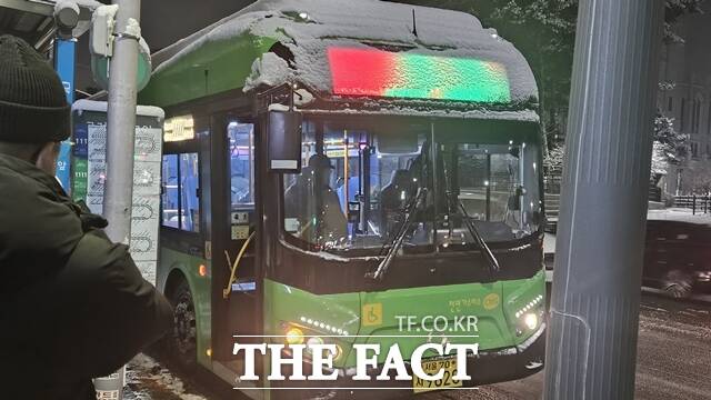 2일 서울 동대문구 고려대학교 앞 버스 정류장에서 시민들이 버스를 기다리고 있다. /정인지 기자