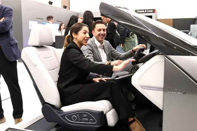 현대모비스는 지난달 6~9일(현지시간) 미국 라스베이거스에서 열린 CES 2026에서 글로벌 고객사를 대상으로 각종 신기술을 선보였다. 업계 관계자들이 현대모비스 차세대 콕핏시스템 엠빅스(M Vics) 7.0을 체험하는 모습. /현대모비스