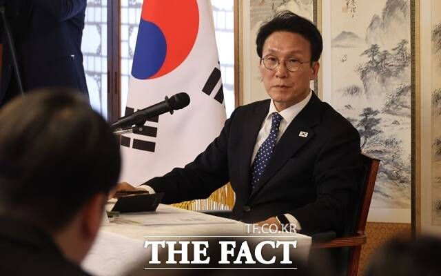 김민석 국무총리는 2일 서울 종로구 삼청동 총리공관에서 열린 신년 기자간담회에서 더불어민주당과 조국혁신당의 합당 추진과 관련해 과정과 절차는 결과 이상 중요하다고 밝혔다. /뉴시스