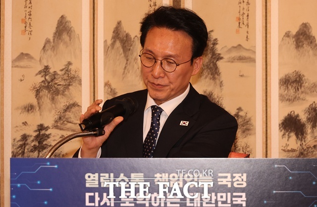 김민석 국무총리는 2일 서울 삼청동 총리 공관에서 열린 신년 기자간담회에서 더불어민주당과 조국혁신당 합당 논의와 관련해 이러저러한 이슈들이 정부·여당으로 통칭하는 범여권에서 갈등을 일으키거나 보다 더 집중적이고 일관된 통일적 국정운영에 ‘덜 플러스’가 되는 상황으로 되는 건 바람직하지 않다는 게 상식 아니겠나라고 밝혔다. /뉴시스