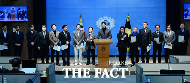 더불어민주당 소속 한준호, 황명선, 김상욱 등 의원들과 변호사들이 2일 서울 여의도 국회 소통관에서 100인 변호사의 김용 전 민주연구원 부원장 상고심 판결 선고 지연 규탄 및 선고기일 지정 촉구 기자회견을 하고 있다. /국회=이새롬 기자