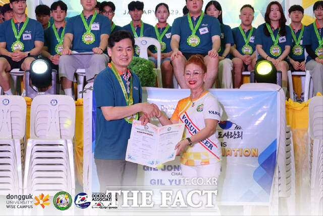 필리핀 국제봉사재단 반지이반젤리나 킴 이사장으로부터 감사장을 수여받는 독도사랑회 길종성 회장. /독도사랑회