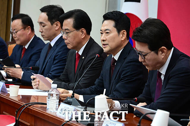 국민의힘이 6·3 지방선거를 앞두고 당 인재영입위워장에 재선인 조정훈 의원(서울 마포갑)을 임명했다. 사진은 장동혁 국민의힘 대표가 2일 오전 서울 여의도 국회에서 열린 최고위원회의에서 모두발언을 하고 있는 모습. /남윤호 기자