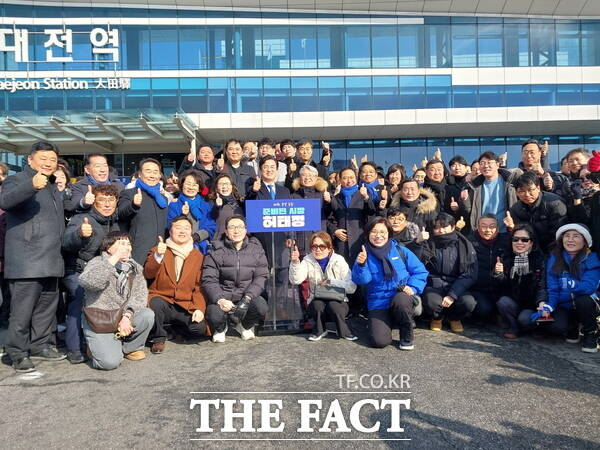 허태정 전 대전시장이 2일 대전충남통합특별시장 선거 출마를 공식 선언한 후 지지자들과 기념촬영을 하고 있다. /선치영 기자