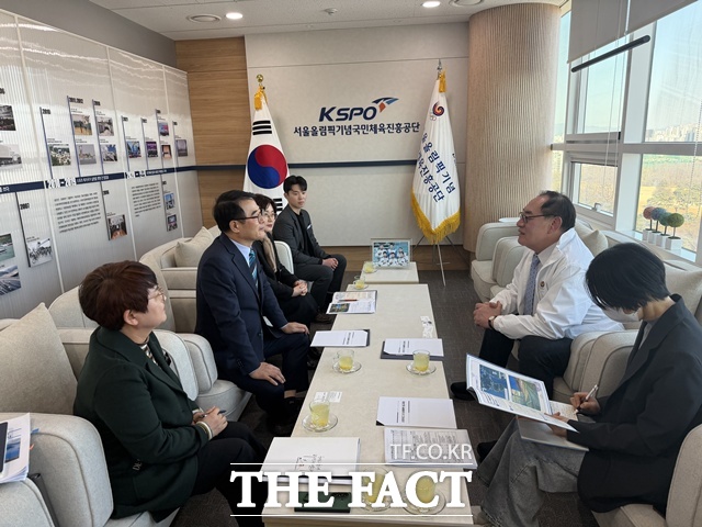 장충남(왼쪽 두번째) 남해군수가 하형주 국민체육진흥공단 이사장을 만나 공공체육시설 개보수 사업 국비 반영을 건의하고 있다.  /남해군