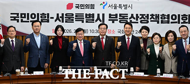 송언석 국민의힘 원내대표와 오세훈 서울시장 등 참석자들이 2일 오전 서울 여의도 국회에서 열린 국민의힘-서울특별시 부동산정책협의회에서 기념촬영을 하고 있다. /남윤호 기자