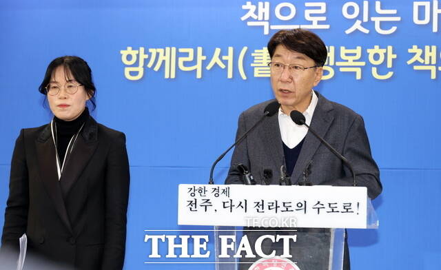 우범기 전북 전주시장은 2일 안호영 국회의원, 정동영 통일부 장관, 이성윤 국회의원, 김윤덕 국토교통부 장관의 완주·전주 통합 찬성에 대해 진심으로 환영한다고 밝혔다. /전주시