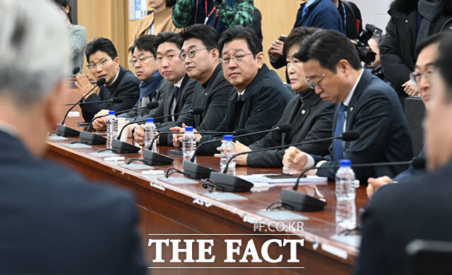 더불어민주당 초선 의원 모임 더민초가 2일 국회 의원회관에서 조국혁신당과의 합당을 주제로 간담회를 열고 의견을 나누고 있다. /국회=이새롬 기자