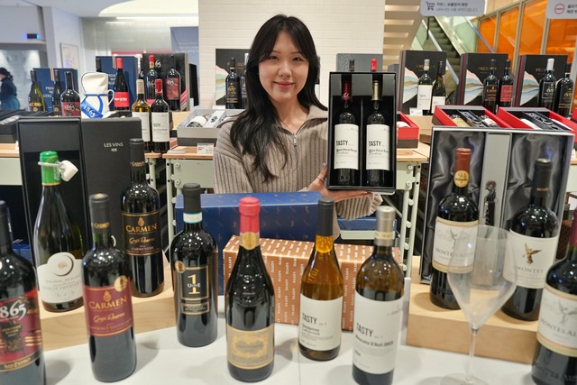 롯데마트는 올 명절 160여종의 주류 선물세트를 판매한다고 2일 밝혔다. 이번 설에는 실속형 초저가 와인부터 하이엔드 위스키까지 폭넓은 가격대의 상품을 한데 모았다. /롯데마트