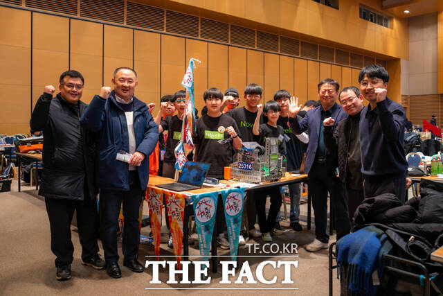 2026 코리아로봇챔피언십에서 종합 우승을 차지한 노벨리스 로봇 장학팀 이글스 팀 대회 모습. /노벨리스 코리아