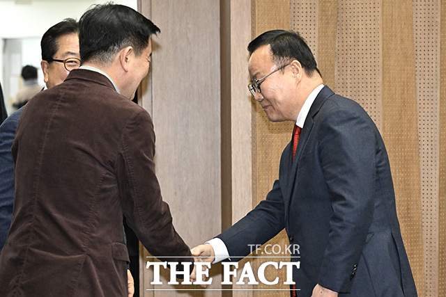 김재원 최고위원이 경상북도지사 출마 선언 후 지지자와 악수하고 있다.