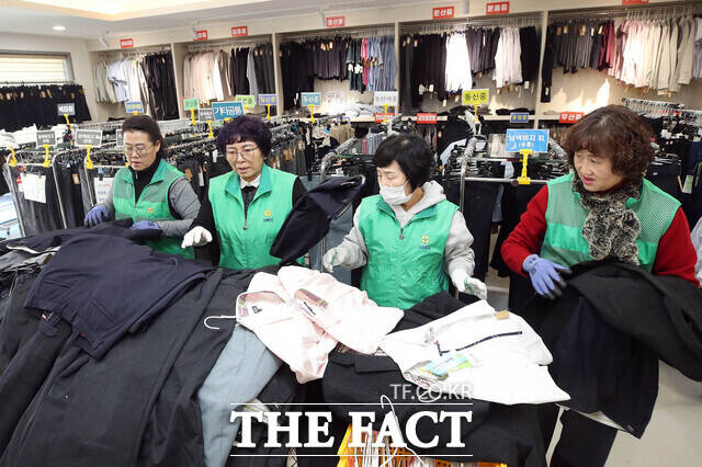 광주 북구가 상설교복나눔장터를 운영하고 있다. /광주 북구