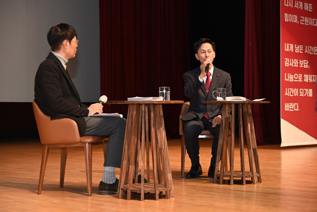 31일 송명달(오른쪽) 전 해양수산부 차관이 북콘서트를 진행하고 있다. /새영주정책연구소