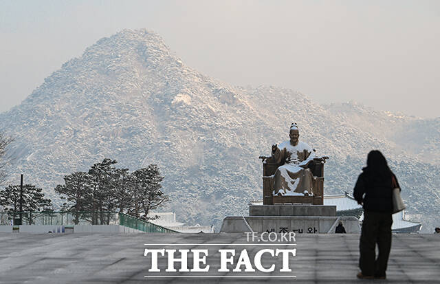 밤사이 전국적으로 눈이 내린 2일 오전 서울 종로구 북악산에 눈이 쌓여 있다. /박헌우 기자