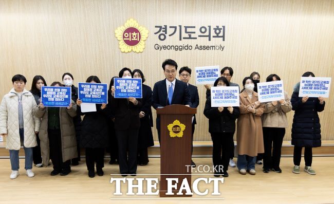 안민석 경기도 교육감 출마예정자가 2일 오전 경기도의회 브리핑룸에서 사서교사 농성과 진성고 배정 미달 사태 해결을 촉구하는 기자회견을 하고 있다. /경기미래교육자치포럼