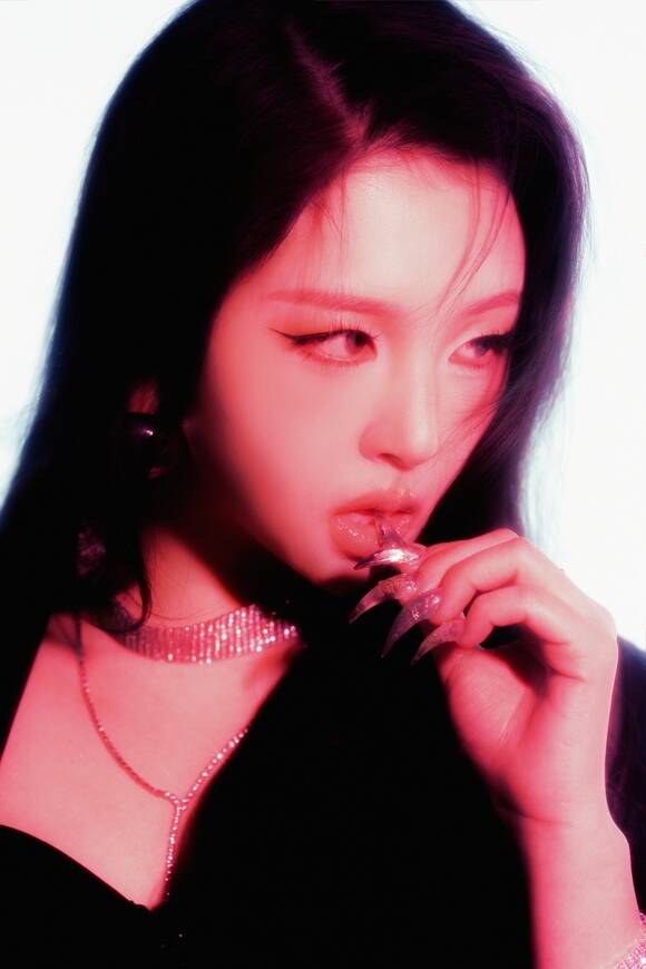 카드 전지우가 첫 솔로 앨범 (EX)IST의 콘셉트 포토를 공개했다. /알비더블유, DSP미디어