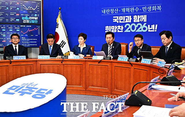 정청래 더불어민주당 대표가 2일 오전 서울 여의도 국회에서 열린 최고위원회의에 참석해 모두발언을 하고 있다. /국회=배정한 기자