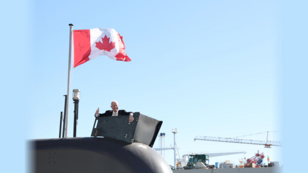 스티븐 퓨어 캐나다 국방조달 특임장관(가운데)이 2일 한화오션 거제사업장을 방문해 국방부 이두희 차관(왼쪽 첫번째), 김희철 한화오션 대표(왼쪽 두번째)와 함께 캐나다 CPSP 사업에 제안한 장보고-III 배치-II 선도함인 장영실함에 승함하는 등 생산시설을 돌아보는 모습. /한화오션