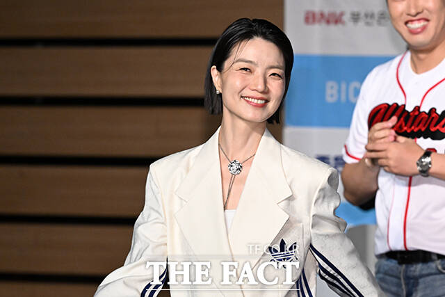 개그우먼 안영미가 오늘(2일) 라디오 생방송 중 둘째를 임신했다고 고백했다. 그는 7월 출산 예정이고 성별은 아들이라고 설명했다. /서예원 기자