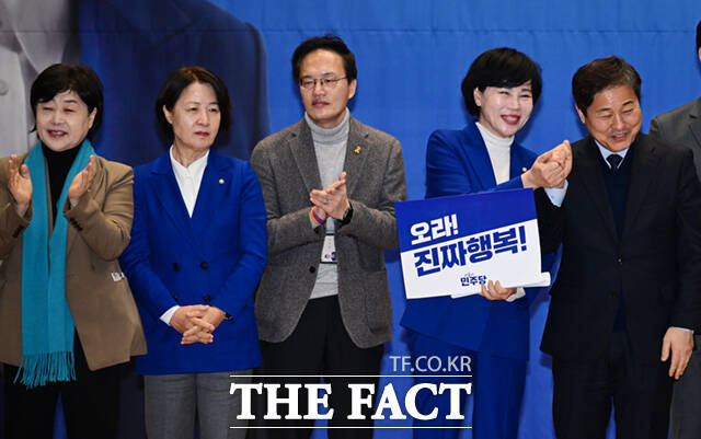 전현희 더불어민주당 의원의 진짜서울행복특별위원회 발대식이 2일 오후 서울 여의도 국회 의원회관에서 열린 가운데, 서울시장 출마를 선언한 김영배, 전현희, 박주민, 서영교 의원(오른쪽부터)이 나란히 자리하고 있다.