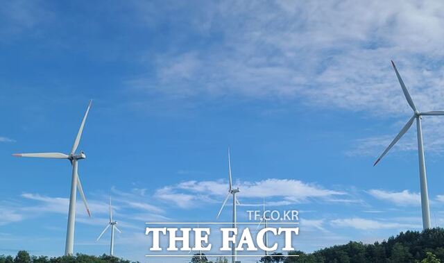 기후에너지환경부는 2025년 하반기 육상풍력 경쟁입찰 결과를 확정하고, 총 156.28㎿ 규모 3개 사업을 선정했다고 2일 밝혔다. 사진은 울진 풍력발전기 모습. / 더팩트 DB