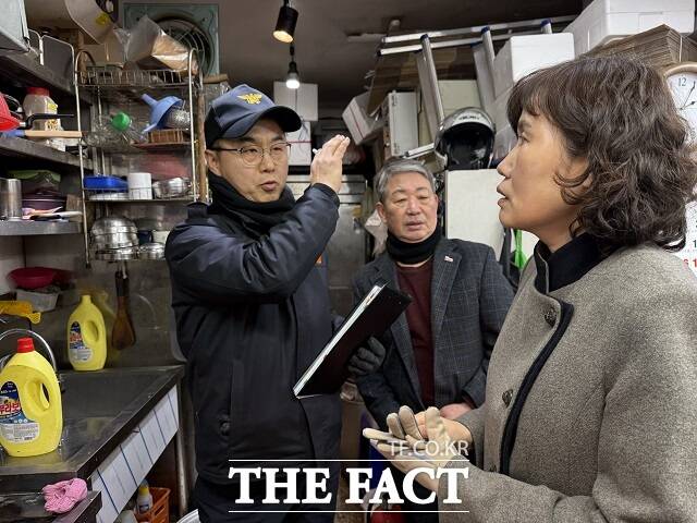 최혜민 광명시 부시장(오른쪽)이 2일 광명전통시장에서 관계기관 합동 안전 점검을 하고 있다. /광명시