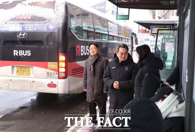 2일 오전 김동연 경기도지사가 버스정류장에서 출근 도민들과 이야기를 나누고 있다. /경기도