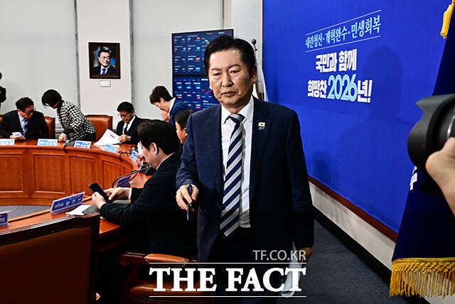 최고위원회의를 마친 뒤 회으장 나서는 정청래 더불어민주당 대표.