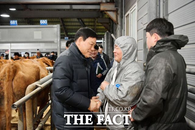 정철원 담양군수가 가축시장을 방문해 한우 가격 동향과 경매 진행 상황을 살피고 축산 농가의 애로사항을 청취하고 있다. /담양군