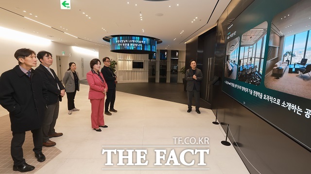 신계용 과천시장과 시 공무원들이 LG에너지솔루션 본사를 방문해 회사 소개를 듣고 있다. /과천시