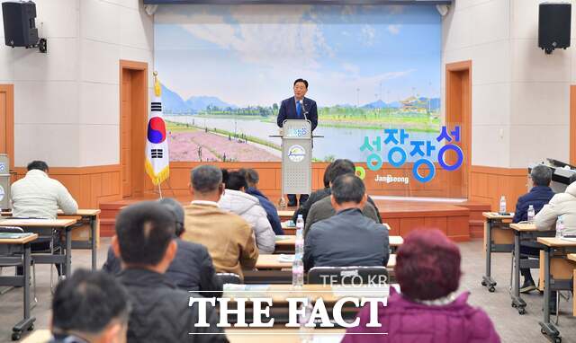 농자재 선정 심의회에서 발언 중인 김한종 군수 /장성군