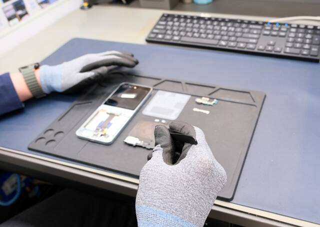 삼성전자서비스 엔지니어가 스마트폰 디스플레이 단품 수리를 진행하고 있다. /삼성전자