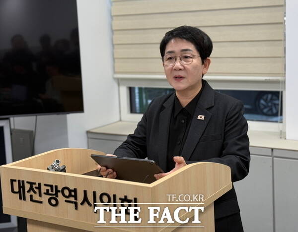 박정현 더불어민주당 대전시당위원장이 2일 대전시의회 기자실에서 기자간담회를 갖고 충남대전통합특별시 설치 및 경제·과학·국방도시 조성을 위한 특별법에 대해 설명하고 있다. /정예준 기자