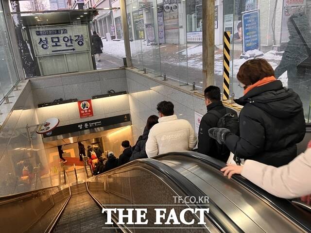 2일 시민들이 지하철 탑승을 위해 서울 도봉구 쌍문역 4번 출입구로 들어가고 있다. /이다빈 기자