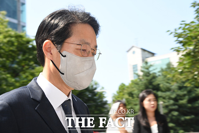 코인 상장 청탁 및 금품 수수 혐의를 받는 이상준 빗썸홀딩스 대표가 1일 서울 양천구 서울남부지방법원에서 열린 구속 전 피의자 심문(영장실질심사)에 출석하고 있다. /더팩트 DB