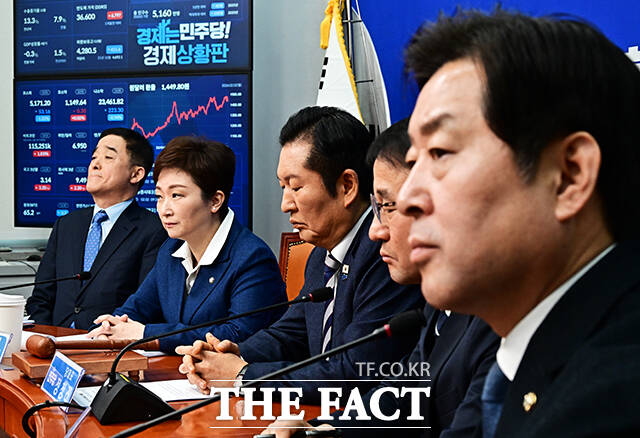 정청래 더불어민주당 대표가 2일 오전 서울 여의도 국회에서 열린 최고위원회의에 참석해 생각에 잠겨 있다. 왼쪽부터 강득구 최고위원, 이언주 최고위원, 정 대표, 한병도 원내대표, 황명선 최고위원. /국회=배정한 기자