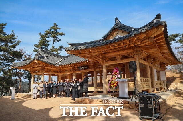 태안군 근흥면 안흥진성에 복원된 국가사적 제560호 제승루와 안흥지관 현판식이 지난달 30일 현지에서 개최됐다. 현판식 참석자들이 기념 촬영을 하고 있다, /태안군