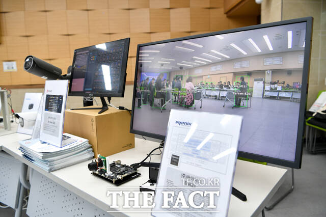 온디바이스AI 기능이 들어간 CCTV 전시모습. /영주시