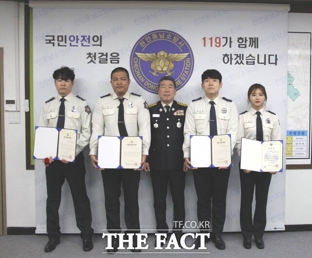 천안동남소방서는 지난달 30일 심정지·급성 뇌졸중 환자를 신속히 처치해 생명을 구한 구급대원 3명에게 하트·브레인 세이버 인증서를 수여했다. /천안동남소방서