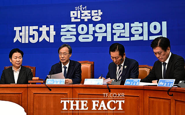 인사말 하는 유동수 더불어민주당 중앙위원회 부의장(왼쪽 두번째).