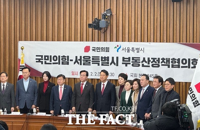 오세훈 시장은 2일 국회 본청에서 열린 국민의힘-서울시 부동산정책협의회에서 주택공급은 민간이 중심이 돼 이끌어야 할 영역이라며 실제 서울 주택공급 가운데 90%는 이미 민간이 책임지고 있다고 밝혔다. /황준익 기자