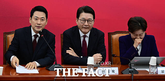 이날 회의를 시작하며 양향자 최고위원이 신동욱 최고위원 자리에 잘못 앉는 해프닝이 벌어져 양 최고위원이 웃음을 참고 있다.