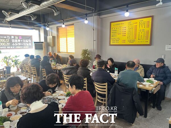 대전시 서구 복수동 행정복지센터는 5·5닭갈비 복수점에서 1일 어르신 20명을 초청해 음식과 온정을 나눴다. /대전시 서구