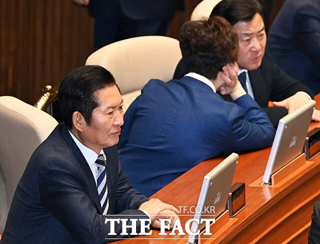 정청래 더불어민주당 대표(왼쪽)가 2일 오후 서울 여의도 국회에서 열린 제432회 국회(임시회) 제1차 본회의에 참석한 가운데 이언주 최고위원(왼쪽 두번째)이 등을 돌린채 황명선 최고위원(왼쪽 세번째)과 대화를 하고 있다. /국회=배정한 기자